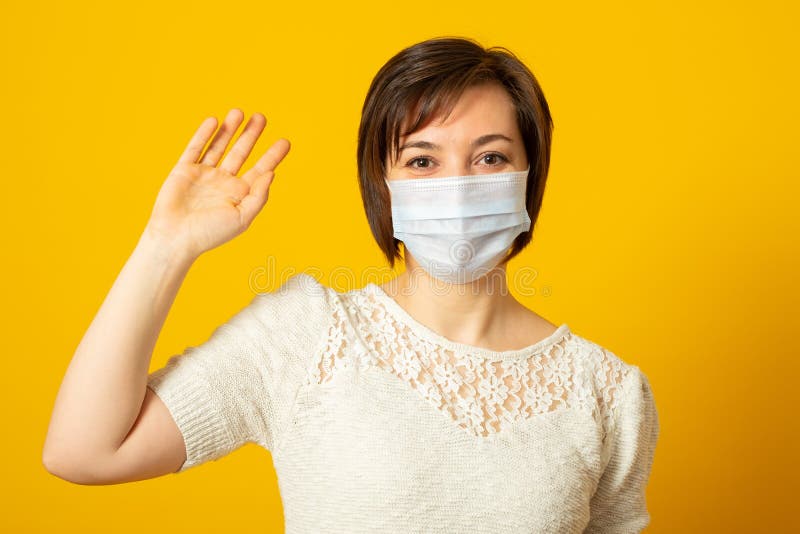 Frumoasă doamnă brunetă are o epidemie care poartă mască medicală de protecție și infecția stă în interior. asistență medicală și royalty free stock photos