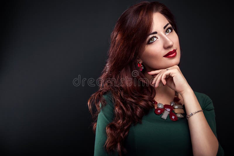 Frumoasă femeie cu machiaj perfect și manichiură îmbrăcată cu bijuterii stock photography