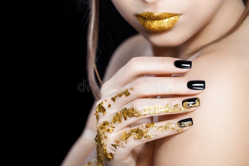 Frumoasă femeie model față portret cu ruj de aur și unghii negre. fată încântătoare cu machiaj strălucitor. frumusețe stock image