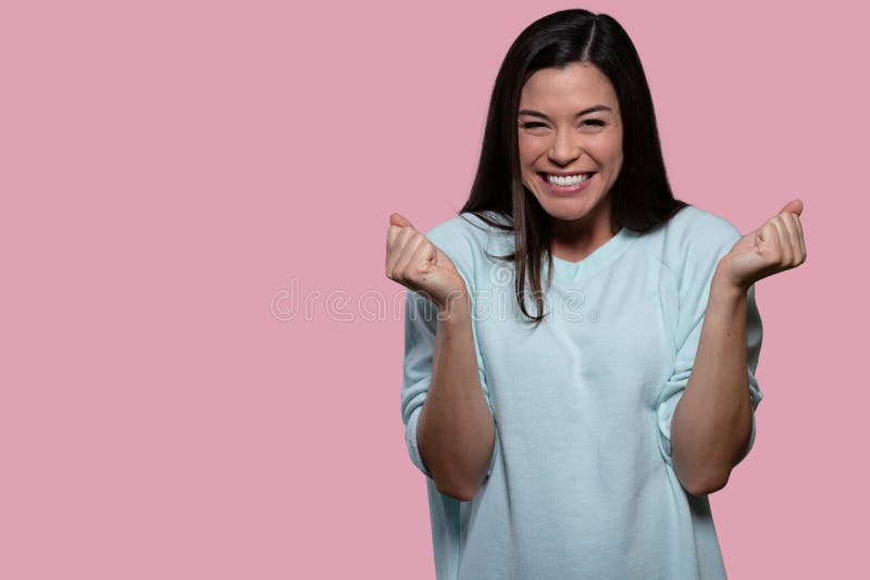 Frumoasă femeie multietnică portret exstatic emoționat doamnă extatoare, izolată cu spațiu copiat stock photos