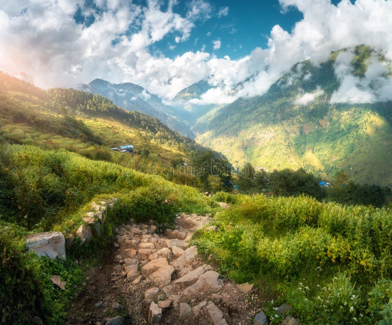 Frumoasă potecă de piatră în Valea Munților, la apus de primăvară royalty free stock images