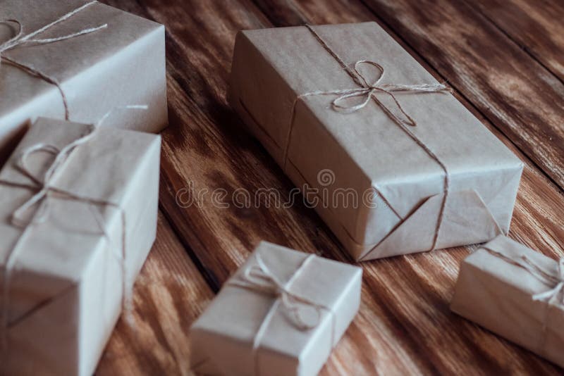 Frumos cadou de Crăciun împachetat pentru rude și persoane apropiate stock photography