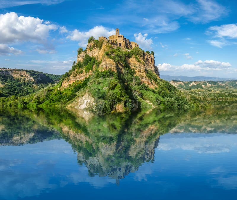 Frumos castel istoric pe o stâncă faimoasă cu un lac limpede și cristalizat royalty free stock images