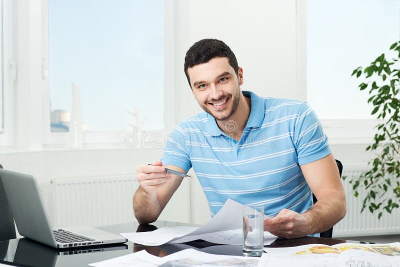Frumos designer de interior la locul de muncă stock photo