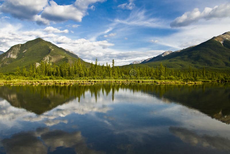 Lac frumos în Parcul Național Banff, Canada stock photos