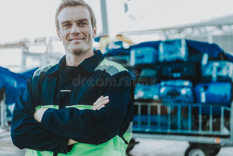 Frumos muncitor stă în aeroport. stock images