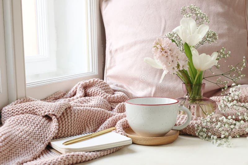 Frumos Paști de primăvară încă viață. ceașcă de cafea notebook de culoare auriu, stilou roz, împletit, lipit lângă fereastră. vint stock photography