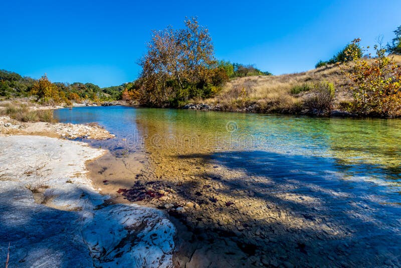 Frunziș de toamnă la un pârâu clar de cristal din ținutul Texas royalty free stock photography