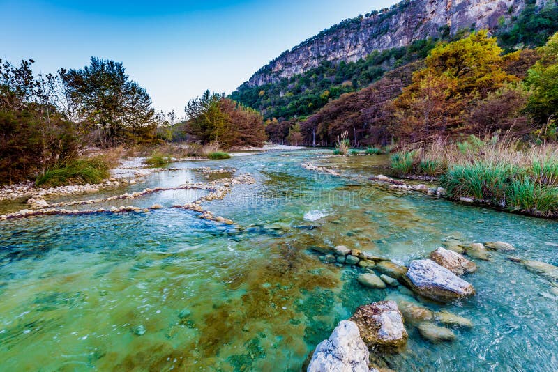 Frunzișul de cădere pe râul Frio Crystal Clear din Texas. stock image