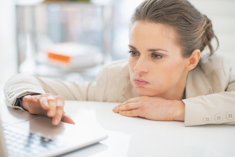 Frustrado mujer de negocios en negocios computadora portátil en oficina.