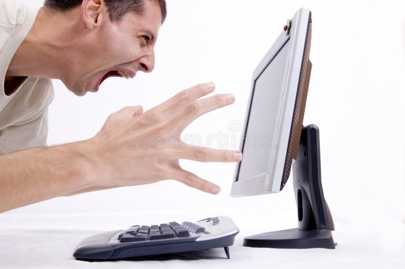 Un uomo urla sul computer.