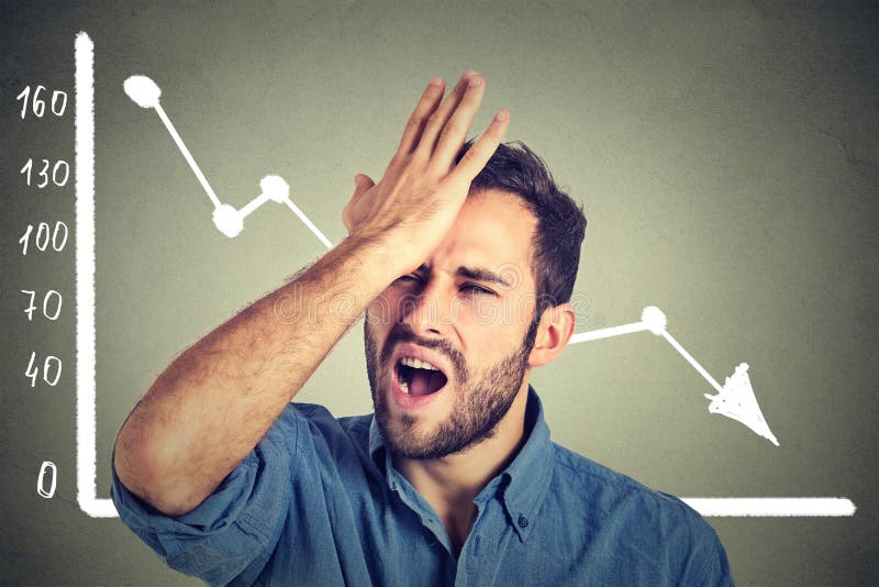 Frustrated ha sollecitato il giovane disperato con il grafico del grafico del mercato finanziario che va giù immagine stock Frustrated ha sollecitato il giovane disperato con il grafico del grafico del mercato finanziario che va giù immagine stock