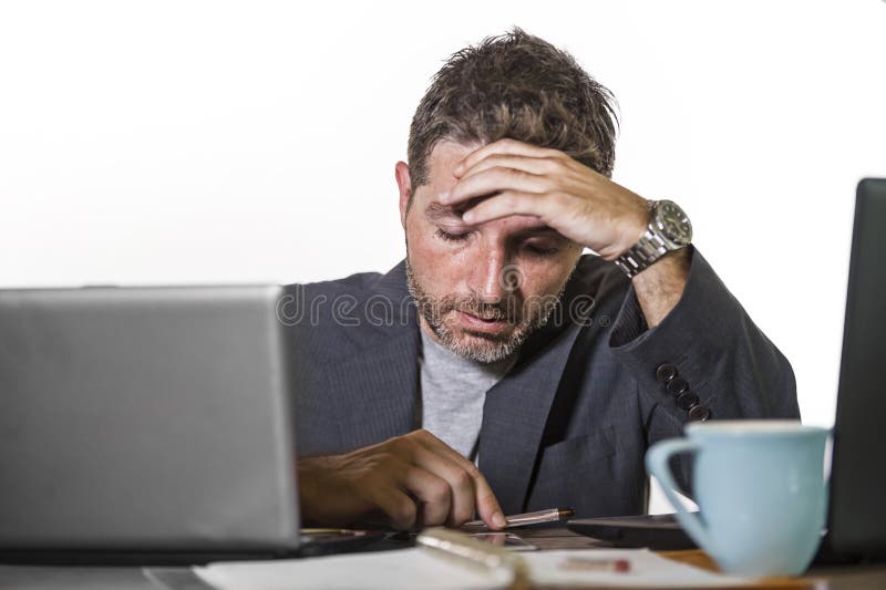 Frustrierter Geschäftsmann hoffnungslos am Bürocomputertisch-Holdingnotizblock mit dem hashtag ich zu metoo als ausgenutzter Ange lizenzfreies stockfoto Frustrierter Geschäftsmann hoffnungslos am Bürocomputertisch-Holdingnotizblock mit dem hashtag ich zu metoo als ausgenutzter Ange lizenzfreies stockfoto