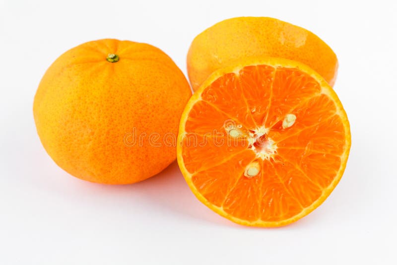 Fruta de la mandarina en el fondo blanco - aislado imagen de archivo Fruta de la mandarina en el fondo blanco - aislado imagen de archivo