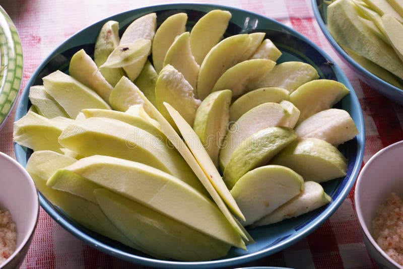 Guayaba, Mango Y Fresa Con Las Hojas De La Menta En El Fondo De Madera