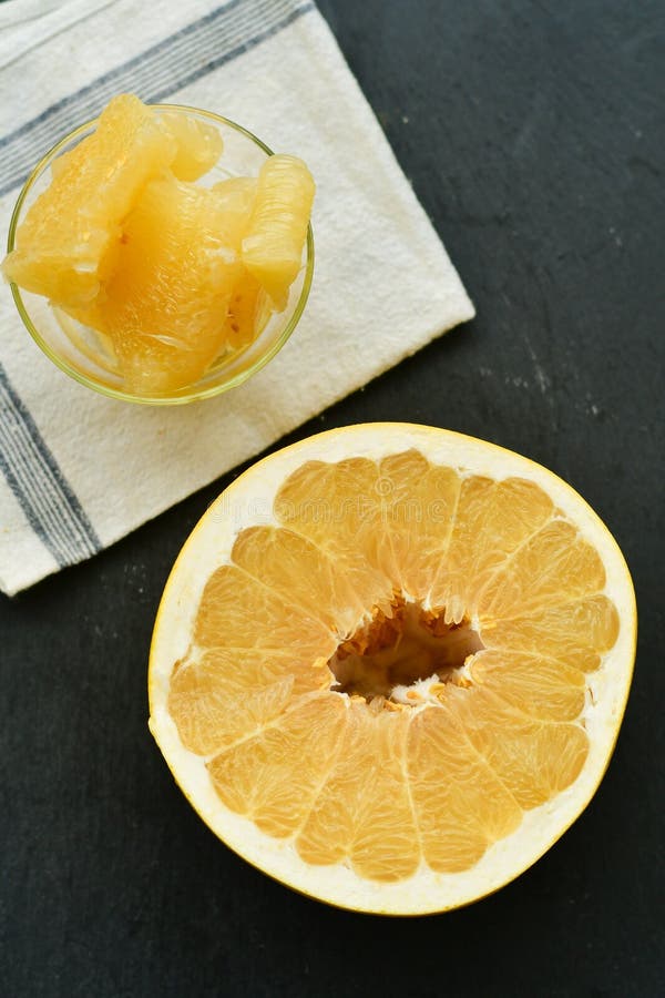 Rodajas De Fruta Pomelo Aisladas Sobre Fondo Blanco Imagen de archivo Imagen de rebanada