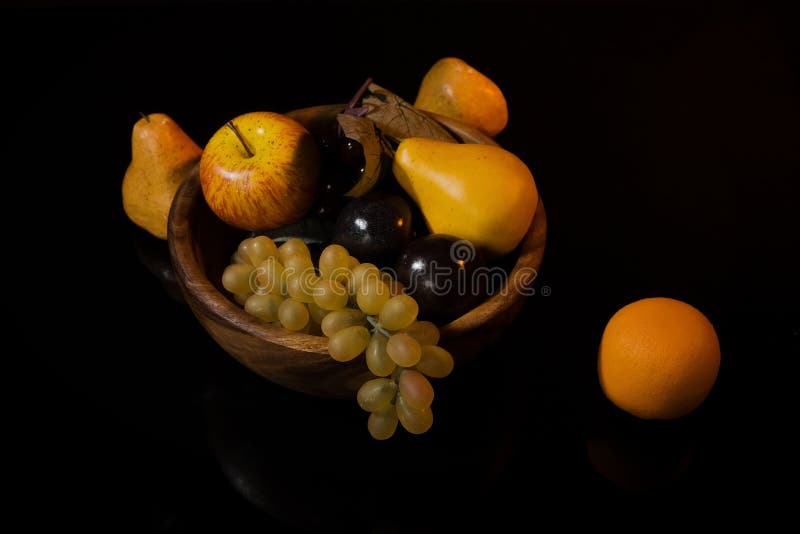 Fruta em um prato de madeira fotografia de stock royalty free Fruta em um prato de madeira fotografia de stock royalty free
