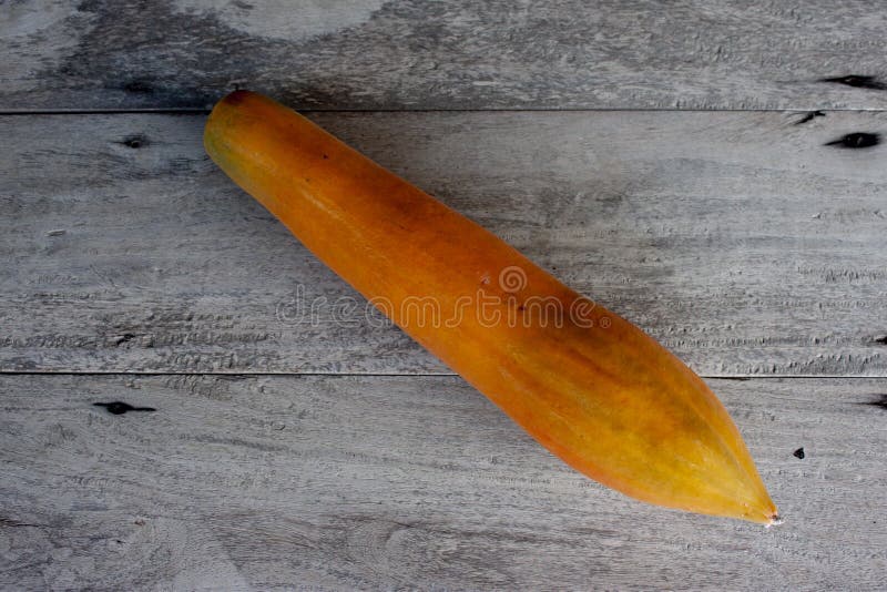 Fruta madurada papaya en la madera foto de archivo libre de regalías