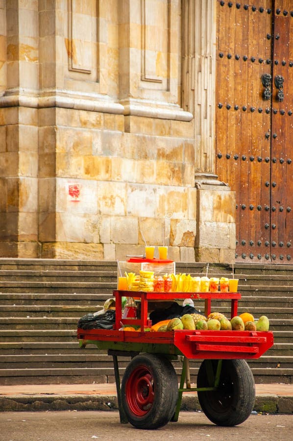 Carro de la fruta imagen editorial. Imagen de vendedor - 1135175