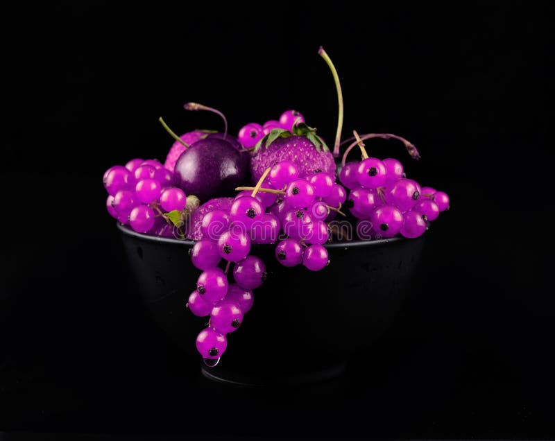 Fruta roxa fresca no preto foto de stock