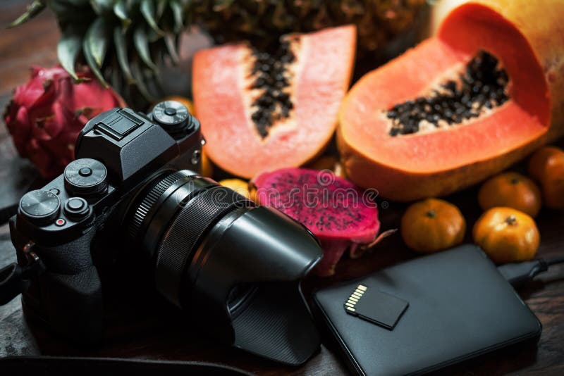 Fruta tropical cerca del ordenador portátil moderno en fondo de madera Forma de vida del vegano imagenes de archivo Fruta tropical cerca del ordenador portátil moderno en fondo de madera Forma de vida del vegano imagenes de archivo