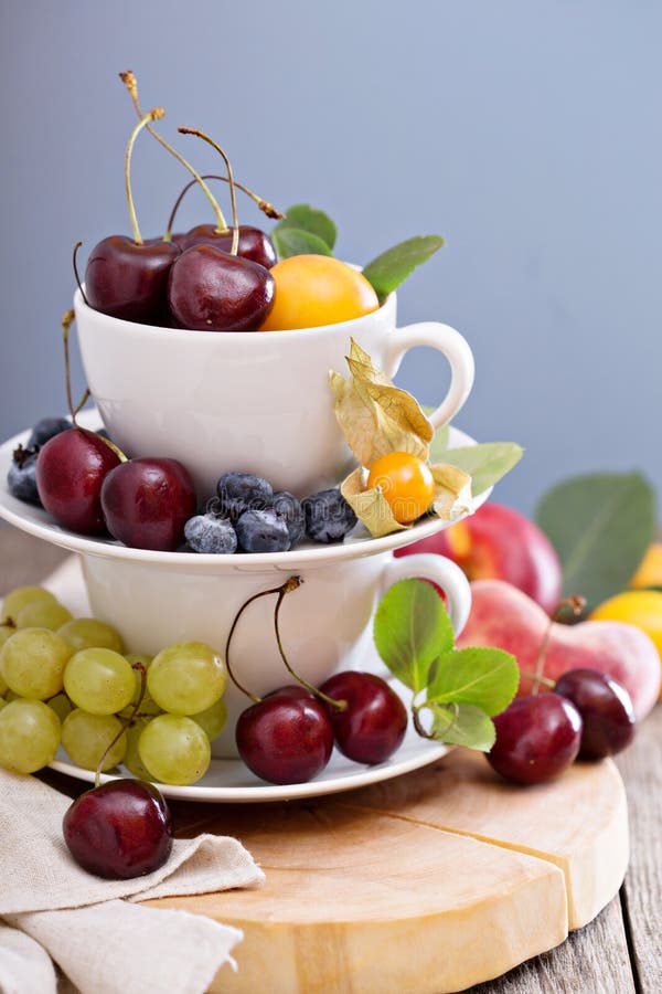 Frutas con hueso y cerezas frescas en tazas imagenes de archivo Frutas con hueso y cerezas frescas en tazas imagenes de archivo