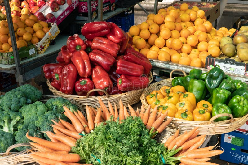 Frutas e legumes frescas no mercado espanhol dos fazendeiros fotografia de stock Frutas e legumes frescas no mercado espanhol dos fazendeiros fotografia de stock