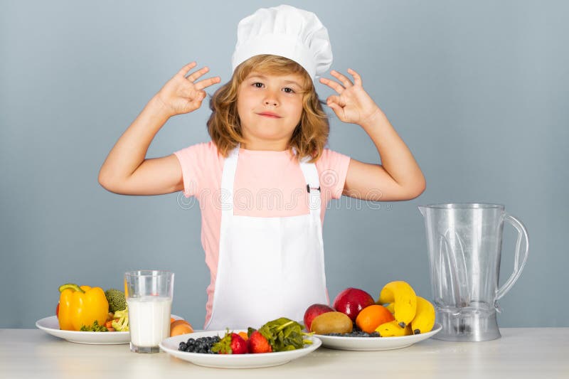 a criança faz um jogo infantil - o cozinheiro prepara a comida