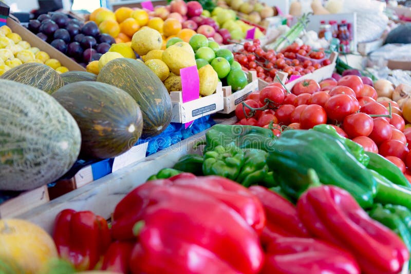 Frutas e legumes frescos no mercado dos produtores fotos de stock royalty free