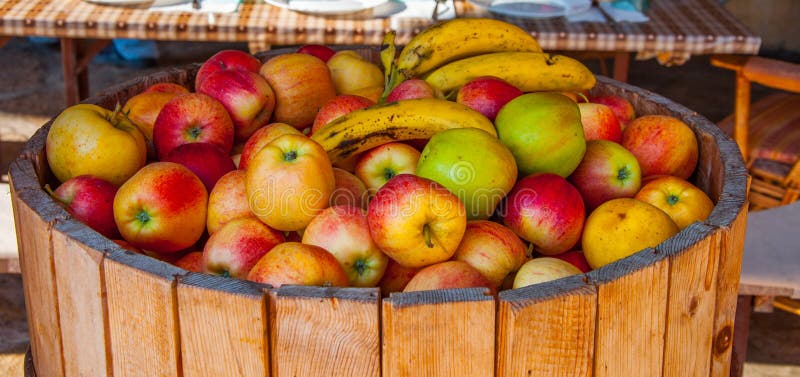 Frutas en el barell de madera. Clase de Differen de las frutas en el barril de madera