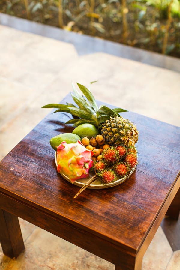 Frutas exóticas en la placa: mango, fruta del dragón; mango; piña imagen de archivo libre de regalías Frutas exóticas en la placa: mango, fruta del dragón; mango; piña imagen de archivo libre de regalías