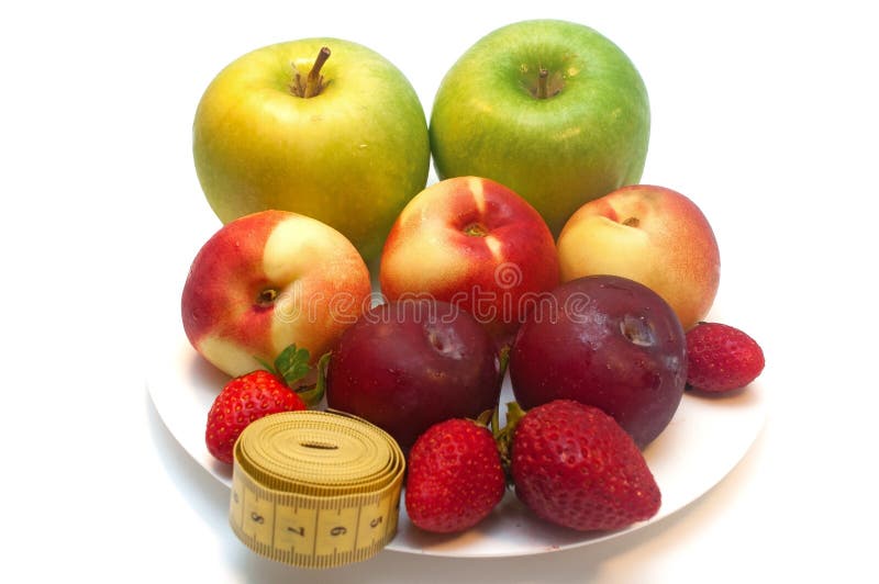 Frutas frescas en una placa aislada en el fondo blanco imagenes de archivo Frutas frescas en una placa aislada en el fondo blanco imagenes de archivo
