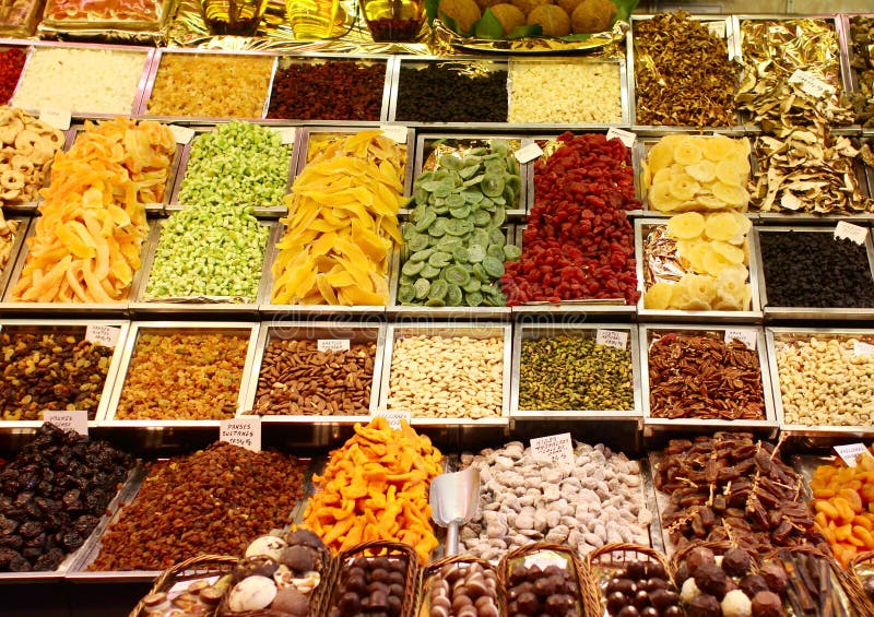Frutas secadas en el mercado fotografía de archivo libre de regalías Frutas secadas en el mercado fotografía de archivo libre de regalías