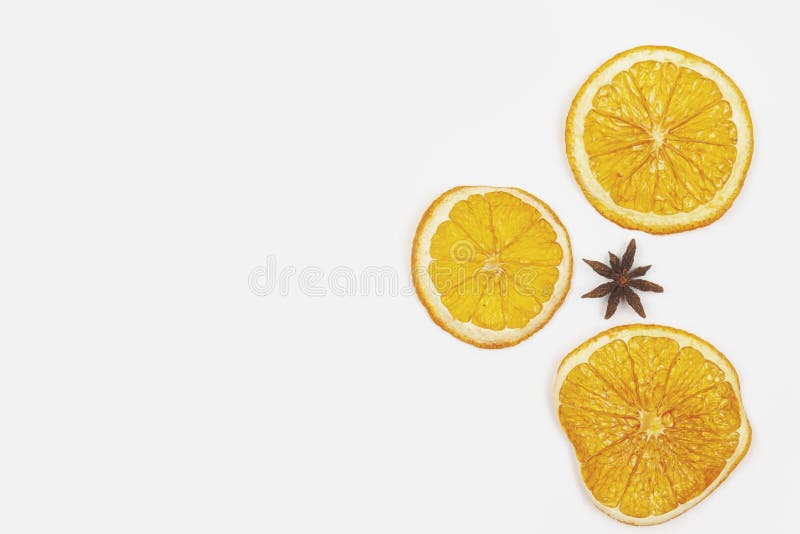 Frutas secadas, limón, manzana, canela, nuez moscada moscada En un fondo blanco, aislante imágenes de archivo libres de regalías Frutas secadas, limón, manzana, canela, nuez moscada moscada En un fondo blanco, aislante imágenes de archivo libres de regalías