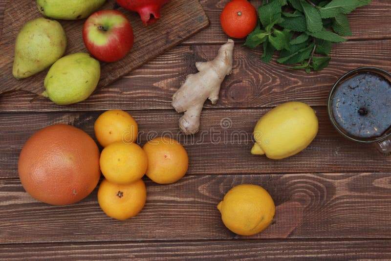 Frutas sobre una mesa de madera. frutas variadas. fotografía de archivo libre de regalías