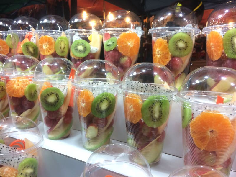 Frutas tropicales cortadas frescas deliciosas en un envase de plástico, un hotel, un restaurante, comida sana fotos de archivo Frutas tropicales cortadas frescas deliciosas en un envase de plástico, un hotel, un restaurante, comida sana fotos de archivo
