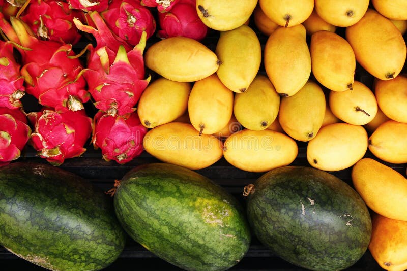 Frutas tropicales exóticas mango, sandía, primer de la fruta del dragón en un mercado imágenes de archivo libres de regalías Frutas tropicales exóticas mango, sandía, primer de la fruta del dragón en un mercado imágenes de archivo libres de regalías