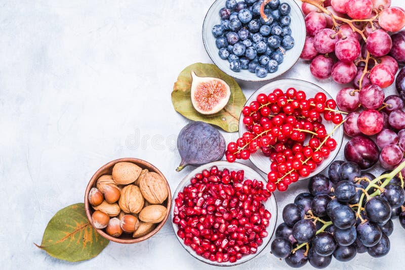 Frutas y bayas, espacio nuts del texto de la visión superior imágenes de archivo libres de regalías Frutas y bayas, espacio nuts del texto de la visión superior imágenes de archivo libres de regalías