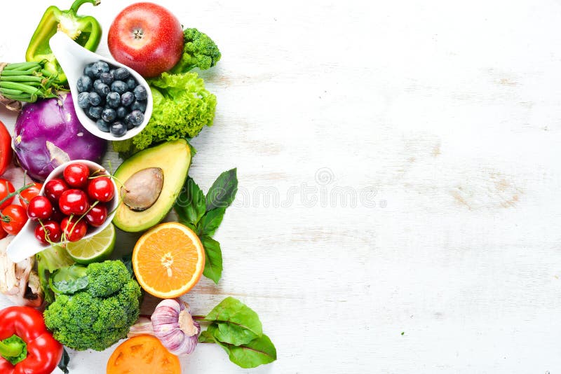 Frutas y verduras frescas en un fondo blanco de madera Vista superior imágenes de archivo libres de regalías