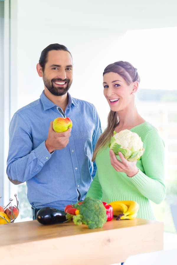 Frutas y verduras sanas de vida de la consumición de los pares imágenes de archivo libres de regalías Frutas y verduras sanas de vida de la consumición de los pares imágenes de archivo libres de regalías