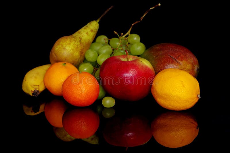Frutos diferentes sobre fundo preto foto de stock royalty free
