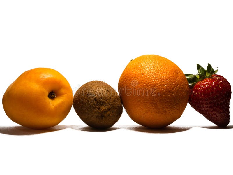 Frutos tropicais: abricó, quivi, laranja, e morango no fundo branco com espaço da cópia fotografia de stock Frutos tropicais: abricó, quivi, laranja, e morango no fundo branco com espaço da cópia fotografia de stock