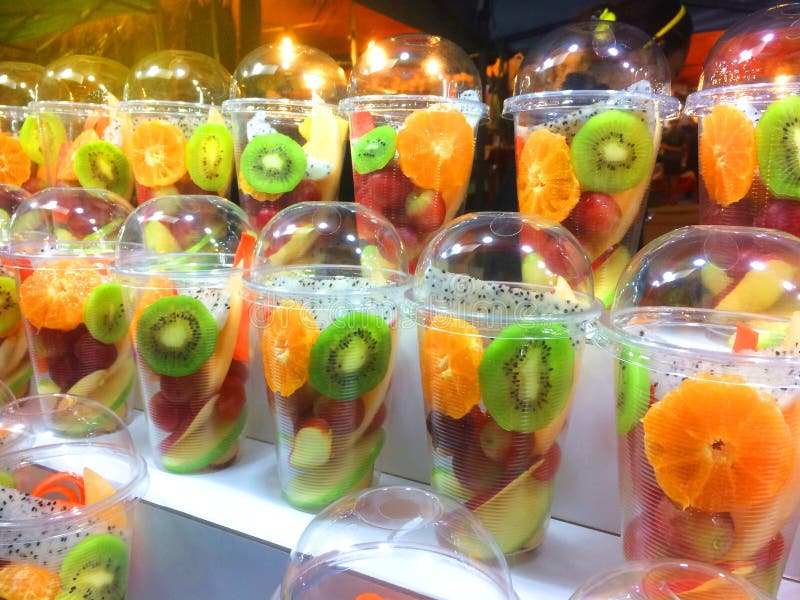 Frutos tropicais cortados frescos deliciosos em um recipiente pl?stico, um hotel, um restaurante, alimento saud?vel imagem de stock Frutos tropicais cortados frescos deliciosos em um recipiente pl?stico, um hotel, um restaurante, alimento saud?vel imagem de stock
