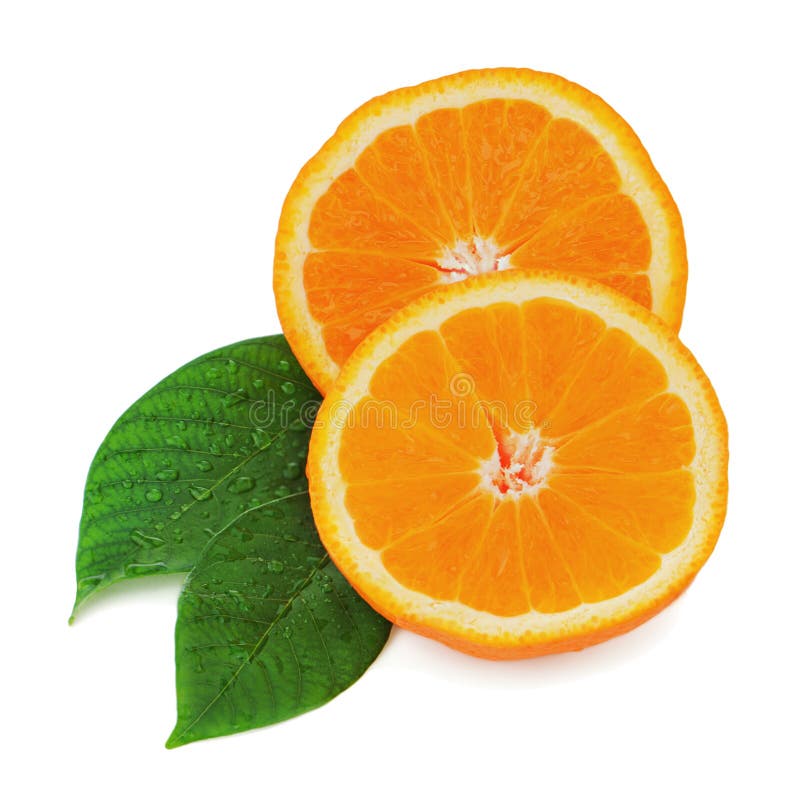 Frutta arancio fresca con le foglie verdi isolate su bianco. fotografia stock libera da diritti