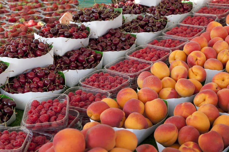 Frutta di estate sul mercato fotografie stock libere da diritti Frutta di estate sul mercato fotografie stock libere da diritti