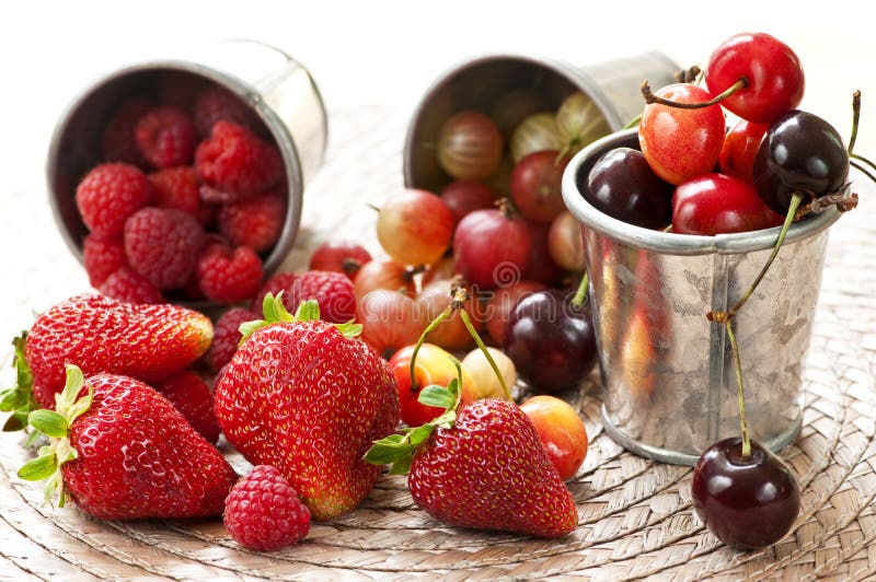 Frutta e bacche immagine stock libera da diritti Frutta e bacche immagine stock libera da diritti