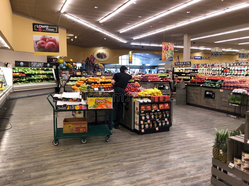 Frutta e dipartimento delle verdure in un supermercato fotografia stock libera da diritti Frutta e dipartimento delle verdure in un supermercato fotografia stock libera da diritti