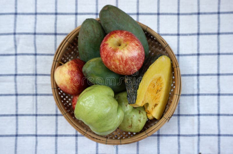 Frutta e verdura in un canestro immagini stock libere da diritti Frutta e verdura in un canestro immagini stock libere da diritti