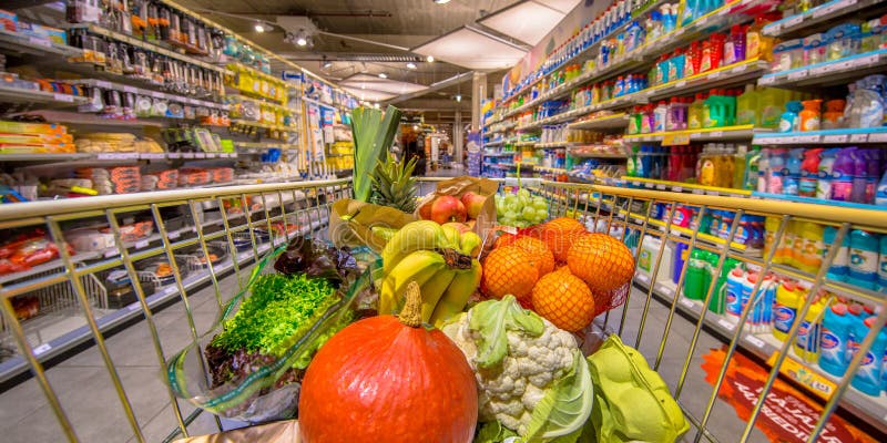 Frutta e verdure sane in carretto del negozio di alimentari fotografie stock Frutta e verdure sane in carretto del negozio di alimentari fotografie stock