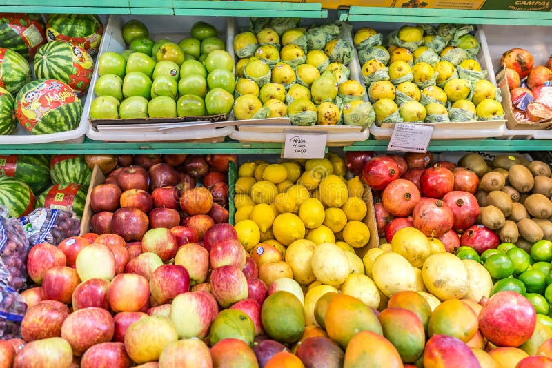 Frutta fresca da vendere sul mercato municipale del ` s di Curitiba CURITIBA, immagine stock Frutta fresca da vendere sul mercato municipale del ` s di Curitiba CURITIBA, immagine stock